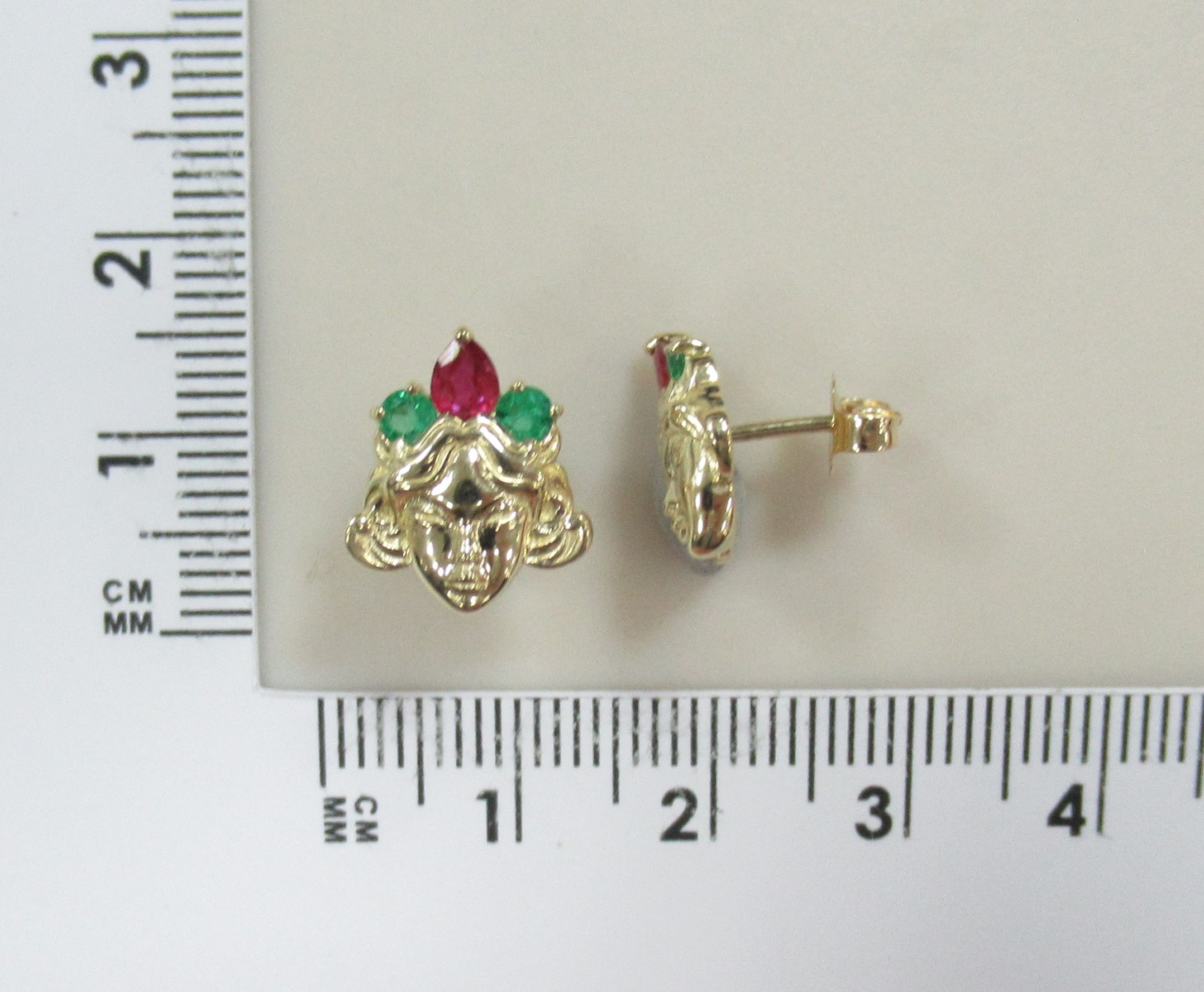 Серьги-пусеты из желтого золота с изумрудами и рубинами